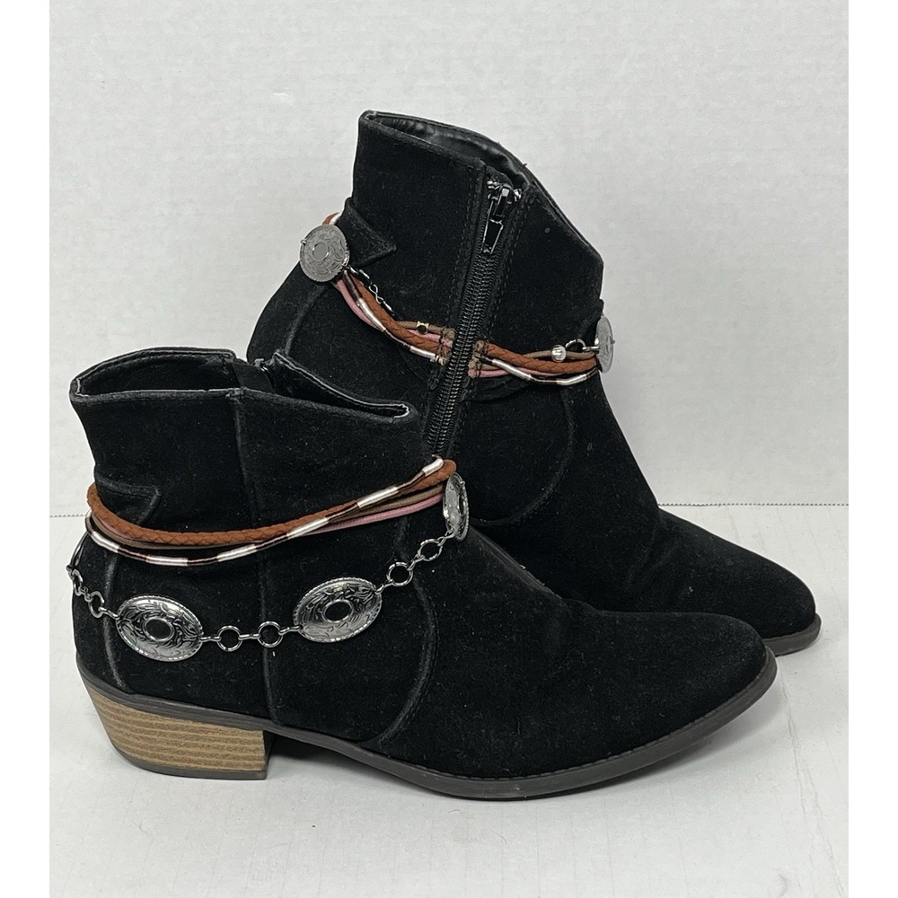 Qupid Brand Black Suede‎ Women's Size 8 Ankle Booties With Concho Chains